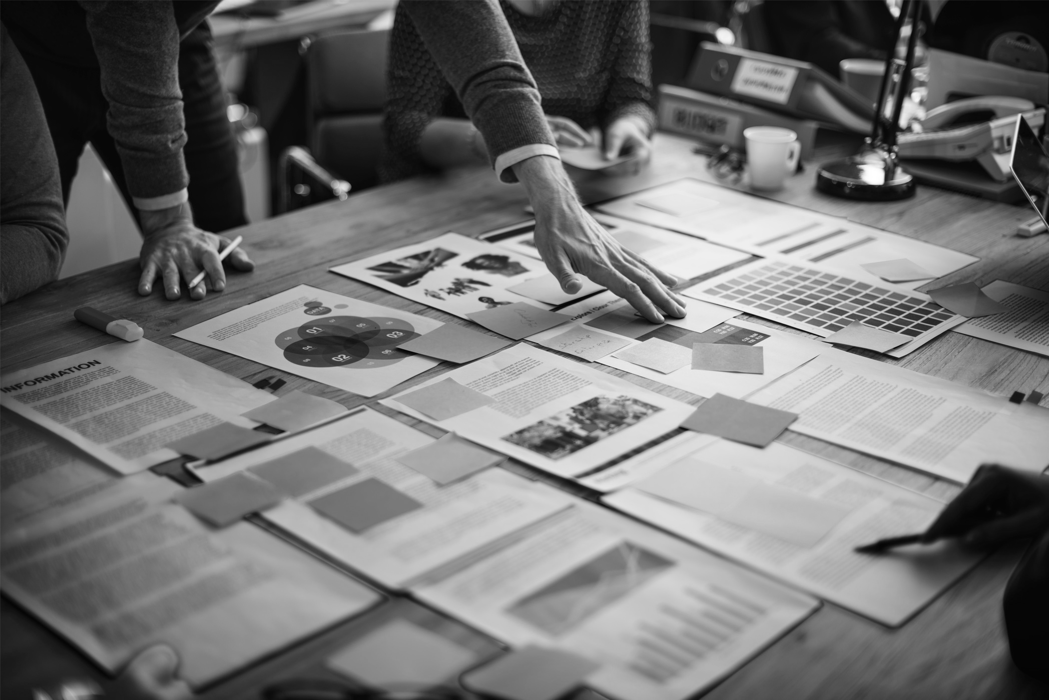 business-people-are-brainstorming